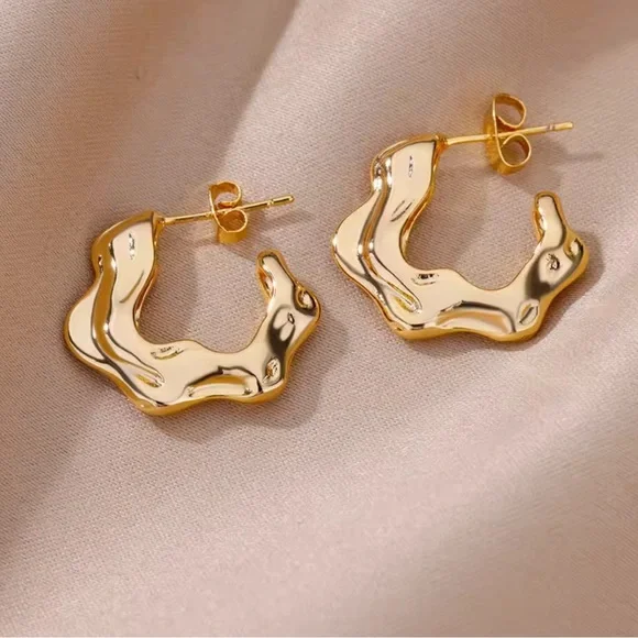 Zara 18k Gold Color Plated Wave Design Gold Hoop Earrings - Picture 4 of 9